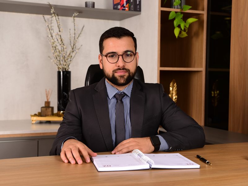 Eduardo Martins Sessim à mesa de trabalho